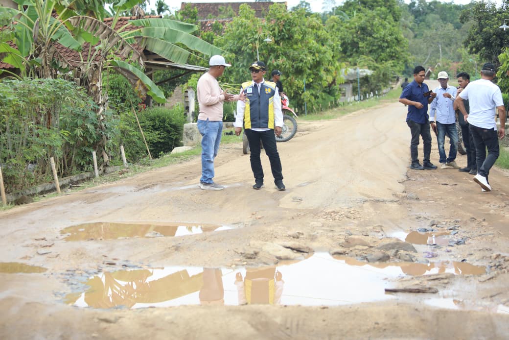 Bupati Ardito Lamteng Tinjau Jalan Rusak di Selagai Lingga, Pastikan Segera Diperbaiki