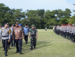 Plt Bupati I Komang Koheri Tinjau Apel Gelar Pasukan Operasi Ketupat 2026 di Gunung Sugih