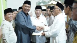 Plt. Bupati Lamteng Serahkan Bantuan dalam Safari Ramadan di Padang Ratu