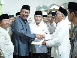 Plt. Bupati Lamteng Serahkan Bantuan dalam Safari Ramadan di Padang Ratu