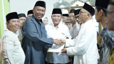 Plt. Bupati Lamteng Serahkan Bantuan dalam Safari Ramadan di Padang Ratu