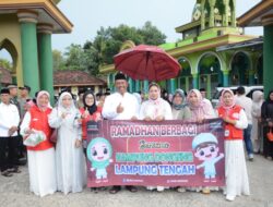 Plt Bupati I Komang Koheri Berbagi Takjil dan Safari Ramadhan di Punggur